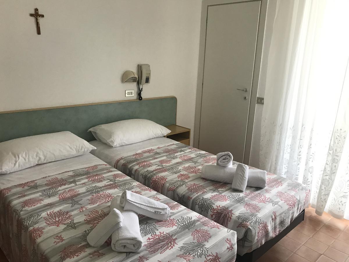 Hotel Villa Vera Ріміні Екстер'єр фото